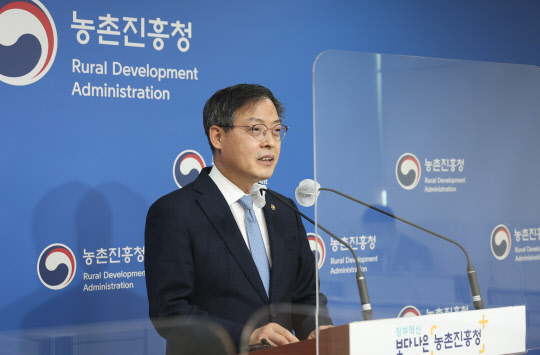 박병홍 농촌진흥청장이 16일 전북 전주시 농촌진흥청 기자실에서 '디지털 농업 10대 핵심과제'에 대해 설명하고 있다. <연합뉴스>